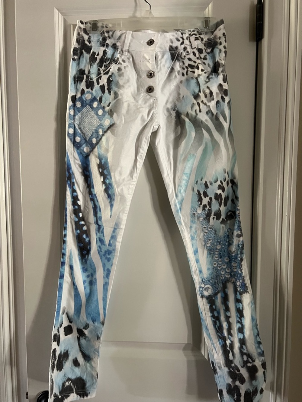 GIGI MODA White Skinny Jeans with Blue Animal Print